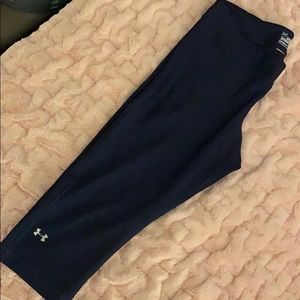 Navy blue under armor capris leggings. Size XL